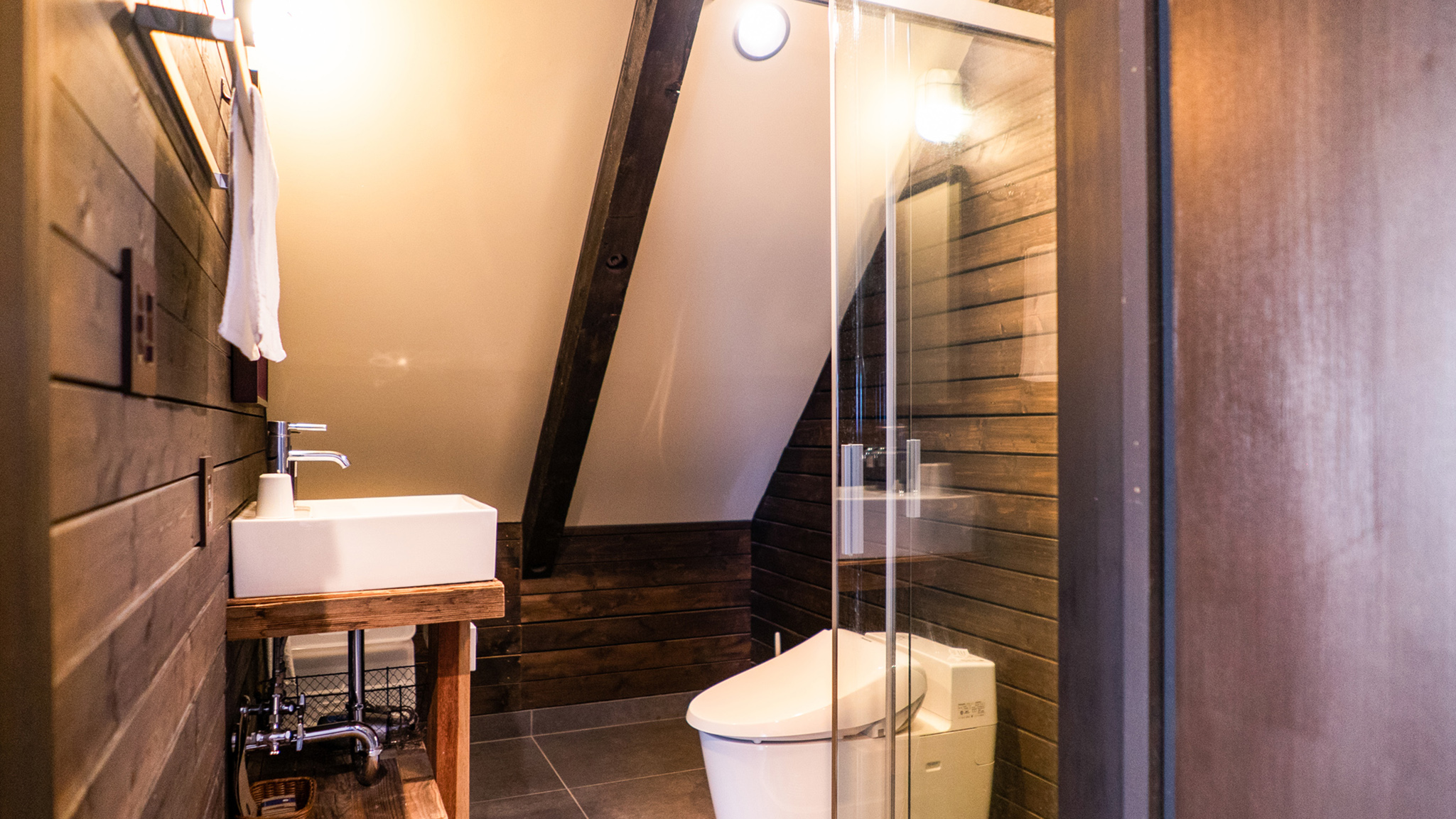 Momiji Lodge - Ensuite Bathroom 1 Momiji Lodge - Ensuite Bathroom 1